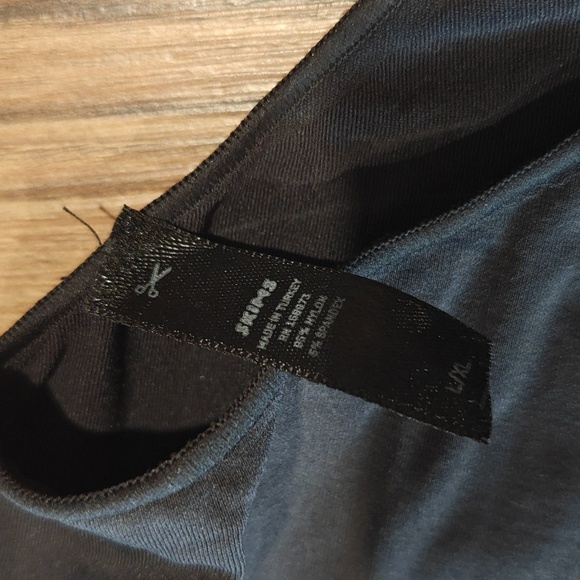 SKIMS Essential Mock Neck Long Sleeve Bodysuit In Onyx - Picture 2 of 5